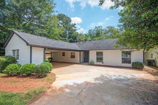 Family & Dog Friendly 4BD-3BA in Stone Mountain - Glen Haven - 4