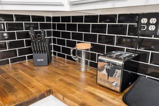 Suburban Sanctuary 3BD Perfect for Long Stays - 4