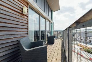 Modern 2 bedroom penthouse with free parking - Stirling - 9