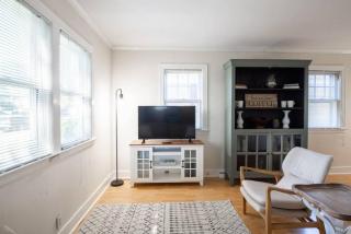 HEIGHTS HOMESTEAD - a farmhouse style cottage - Peoria - 8