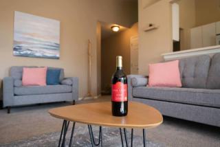 GRAUHAUS Tasteful 3BD with KING bed in Pekin - 9