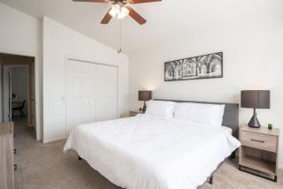 GRAUHAUS Tasteful 3BD with KING bed in Pekin - 6