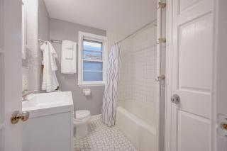 Trendy Getaway: Pet-Friendly + 5 Min to Downtown - 2