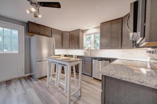 Trendy Getaway: Pet-Friendly + 5 Min to Downtown - 5
