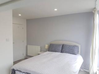 Cheerful 5 Bedroom 4 Bathrooms with own parking - 3