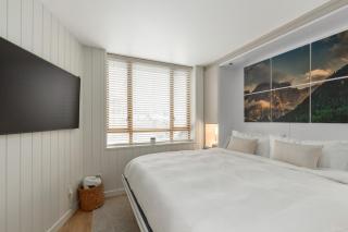 KING Bed - Premium STUDIO Suite - Ski Valet - Village - Whistler - 8
