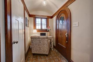 Pet-Friendly Haven: Near Parks + 5 Min to Downtown - 3