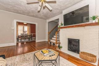Spacious & Stylish 4BR w Fireplace-Up to 12 people - Charlotte - 0