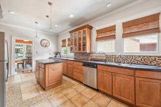 Spacious & Stylish 4BR w Fireplace-Up to 12 people - Charlotte - 4