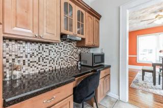 Spacious & Stylish 4BR w Fireplace-Up to 12 people - Charlotte - 2
