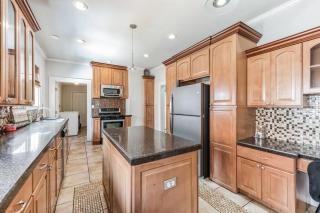 Spacious & Stylish 4BR w Fireplace-Up to 12 people - Charlotte - 1