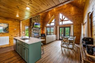 Cozy Cabin with Mountain Views, Hot Tub, Fire Pit, 4Mi to PF Pkwy - 7