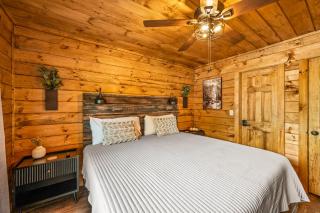 Cozy Cabin with Mountain Views, Hot Tub, Fire Pit, 4Mi to PF Pkwy - 1