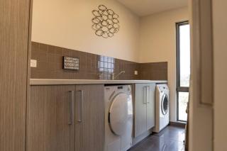Ava - Luxe Oceanfront Beach House - Falmouth - 2