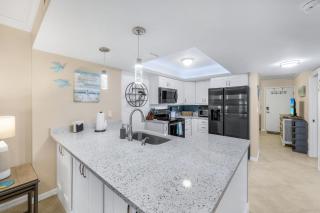 Heated Waterfront Pool 2 Full Bath King Bed Riverfront Balcony Sleeps 4 - Marco Island - 6