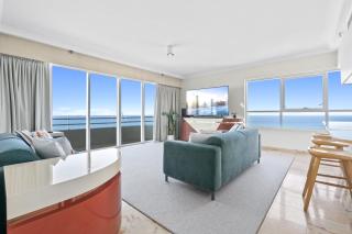 Step Back in Time in this Retro Chic 3 Bedroom Penthouse at Zenith - Q Stay - 5