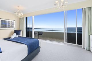 Step Back in Time in this Retro Chic 3 Bedroom Penthouse at Zenith - Q Stay - 9