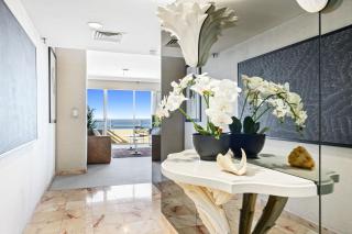 Step Back in Time in this Retro Chic 3 Bedroom Penthouse at Zenith - Q Stay - Gold Coast - 6