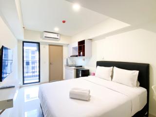 Homey and Simply Look Studio Meikarta Apartment By Travelio - 0