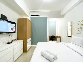 Modern Design Studio at Vasanta Innopark Apartment By Travelio - Cikarang - 7