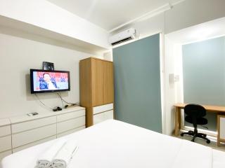 Modern Design Studio at Vasanta Innopark Apartment By Travelio - Cikarang - 6