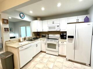 Stylish-N-Private 1BR Retreat 2 Miles to LegoLand - 8