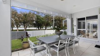 Stunning Waterfront Home with pool - Sylvan Beach Esp, Bellara - Bellara - 9