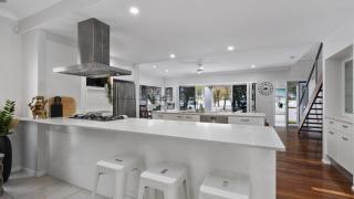 Stunning Waterfront Home with pool - Sylvan Beach Esp, Bellara - Bellara - 6