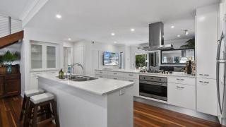 Stunning Waterfront Home with pool - Sylvan Beach Esp, Bellara - Bellara - 5