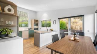 Opuke House- Free Parking- Lake views- BBQ- Spa - 1