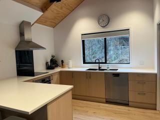 Queenstown Central - Walk to Town - Free Parking - Wifi and Smart TV - Gym - Queenstown - 1