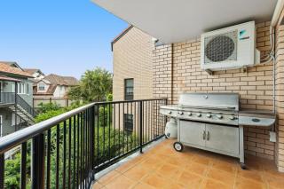 Charming 2-Bed Apartment with City Views - Brisbane - 7