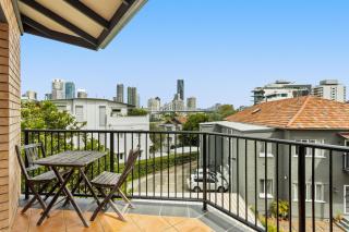 Charming 2-Bed Apartment with City Views - Brisbane - 6