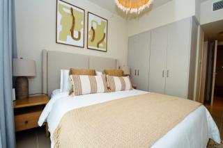 Top-Floor Corner Seaview Haven - 4