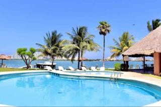 Lagoon-Front House in Hotel Zone Central Location with Easy Access to Top Attractions - Cancún - 0