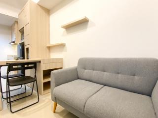 Modern Look 1BR Vasanta Innopark Apartment By Travelio - Cikarang - 6