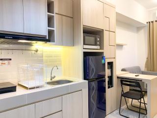 Modern Look 1BR Vasanta Innopark Apartment By Travelio - Cikarang - 4
