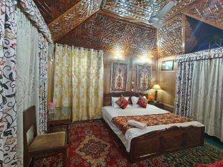 Houseboat Sweet Star - Srinagar - 1