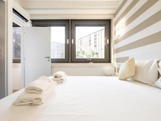 Charming Apartment 230m from Isola M5 - Milan - 4