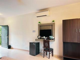 Bay Breeze Resorts & Hotels - Morjim - 8