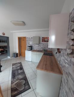 Ganze Ferienwohnung 5 km von Erfurt, mit Kaffeevollautomat, TV, WLAN, Boxspringbett, Schlafsofa und Einkaufsmöglichkeiten, sehr gute Anbindung zur A71 und A4, kostenloser öff Parkplatz für PKW und Transporter - 7