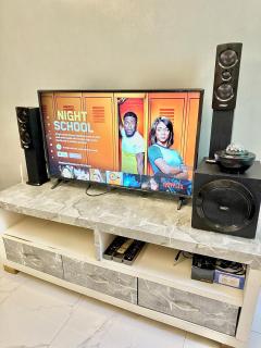 IV’s Condo w/ Netflix, Wifi & Karaoke - Cainta - 5