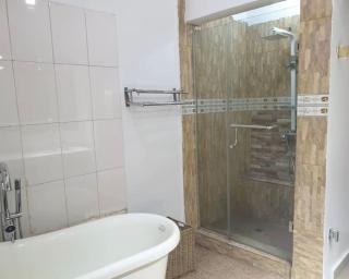Stylish House With Free Parking and Outdoor Pool - Abuja - 2