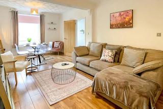 PLEASANT View Impressive Home In Stunning Rhondda Valley By Staystaycations - Pontypridd - 2