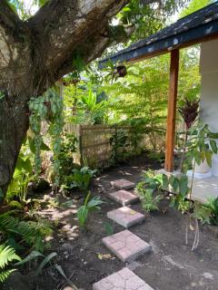 Under the mango tree at Klipp Residence - Talay - 5