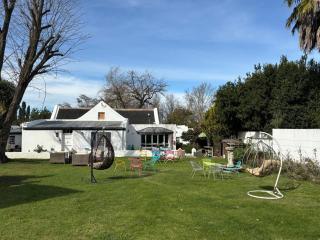 Greyton Toad Hall exclusive use up to 18, largest pool in town, hot tub, no load shedding and by arrangement up to 22 and sometimes we rent individual rooms - Greyton - 2