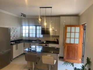 Secure Gem In Heart Of Sandton - Joanesburgo - 6