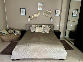 Budapest Airport Smiley House - 7