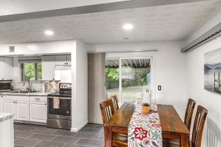 4 Mi to MetroParks Ice Rink Pet-Friendly Getaway - 7