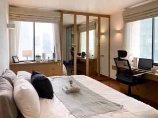 Luxury Modern 2BR 145 sqm - BTS Asok - Ultra Fast WiFi - 6